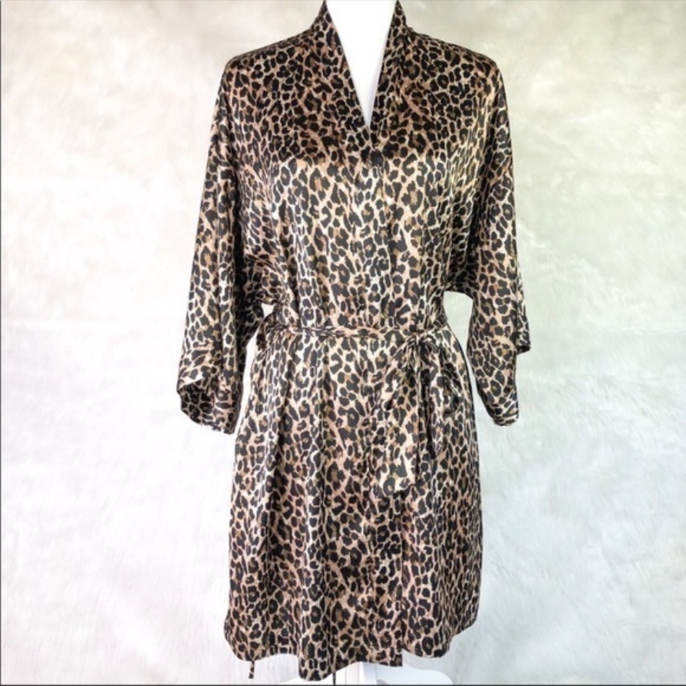 💗NWOT- Victoria’s Secret Silky Cheetah Print Robe- One Size Fits All 💗